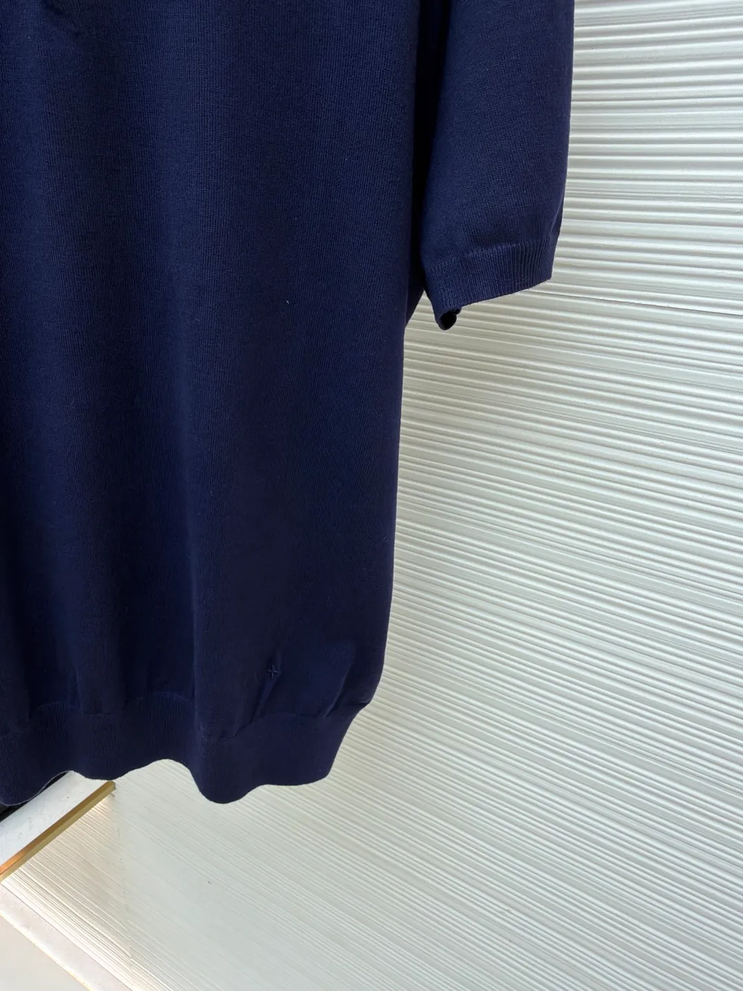LOUIS VUITTON leather label polo shirt ●Original version: Purchased and developed for 11300 ●Item number: 1681738-A45 ●Fabric: wool blended fabric ●Technology: knitted ●Color: navy blue ●Version: fitted version ●Weight: about 250 grams ●Size: XS-S-M-L ●Description: This short-sleeved shirt is made of 2/45 wool blend, composed of 14-needle yarn and 1 stretch silk fabric piece, and 20-needle plate stitching. The weaving time is 90 minutes. After washing, you need to iron the bra first and then button it. This will make it smooth and beautiful. After buttoning, you need to embroider it. A fine silk-wool blend knit in calm tones, embroidered and leather logo patches decorate the left hem and back. It can add a preppy touch to business attire, or pair with tailored separates or slacks for a modern look. The overall wiring is straight and delicate, the fabric is comfortable and soft, and the color is consistent without color difference. It can be matched with the same style to create a fashionable look and control various occasions. Customized accessories, complete with three standards, same style for men and women!